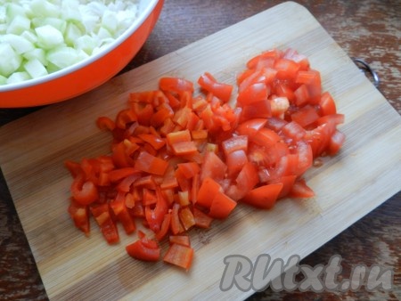 Кубиками нарезать помидоры и болгарский перец.
