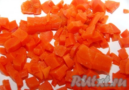 Вареную морковь очистить от кожицы и нарезать мелким кубиком. Сложить в миску.