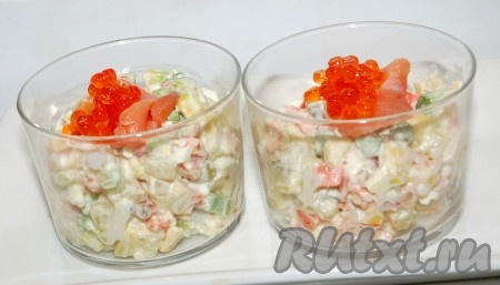 Вкусный салат "Оливье" с семгой можно подавать в порционных стаканчиках.
