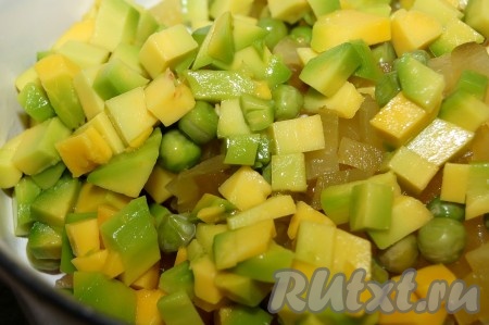 Авокадо очистить от кожицы, вытащить косточку, нарезать мелким кубиком и добавить к салату.