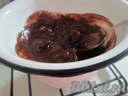 Шоколад порубите на кусочки, сливочное масло нарежьте кубиками.  Растопите сливочное масло и шоколад на паровой бане.