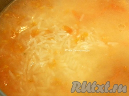 Хорошо вымыть рис (пока вода не станет прозрачной) и варить его с выжатым томатным соком до готовности.