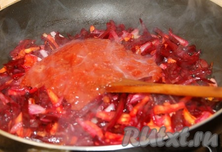 Затем добавить томатное пюре, перемешать и жарить почти до готовности.