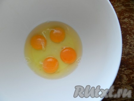 Для этого яйца взбить с сахаром и ванильным сахаром в пышную массу.