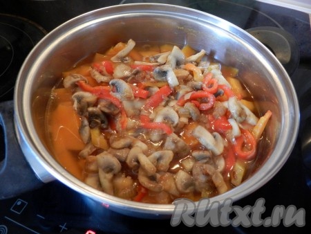 Когда тыква отварится до полуготовности, выложить в кастрюлю обжаренные грибы с луком и перцем (немного перца с грибами и луком оставьте для подачи супа-пюре).
