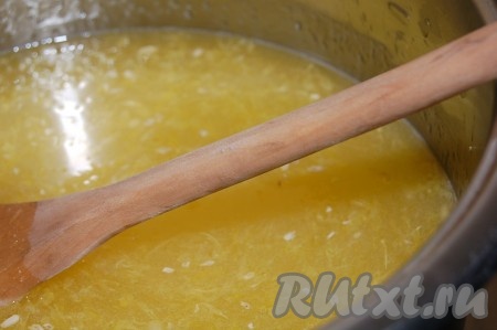 Выжатый апельсиновый сок перелить в кастрюлю и добавить сахара ровно столько, сколько было первоначально по весу апельсинов. Полученную массу перемешать.
