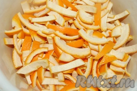 Сложить  апельсиновые кусочки в кастрюлю.