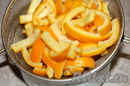 После двухкратной варки апельсиновые корочки вытащить, сложить в сито и дать стечь лишней воде. Воду вылить прочь.