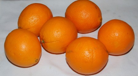 Приготовить апельсины. Тщательно их помыть, можно даже с помощью новой щетки или губки, чтобы, по возможности, сделать апельсиновую кожуру максимально чистой.
