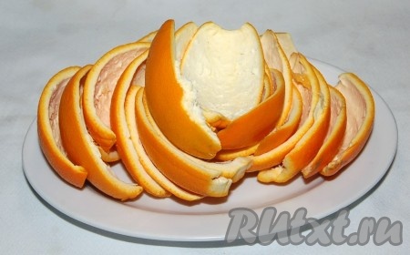 Очистить апельсины от кожуры.