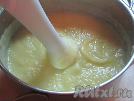 Когда картошка станет мягкой, снимите кастрюлю с огня и измельчите суп погружным блендером до однородной консистенции.
