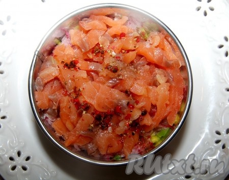 Полученной заправкой залить уложенный в формовочное кольцо салат с семгой и авокадо.
