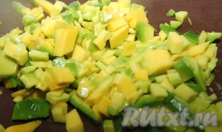 Очистить авокадо от кожуры, удалить косточку и нарезать мелким кубиком.