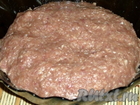 Пока подходит тесто для беляшей, готовим начинку: мясо и лук пропускаем через мясорубку, солим, перчим и тщательно перемешиваем.
