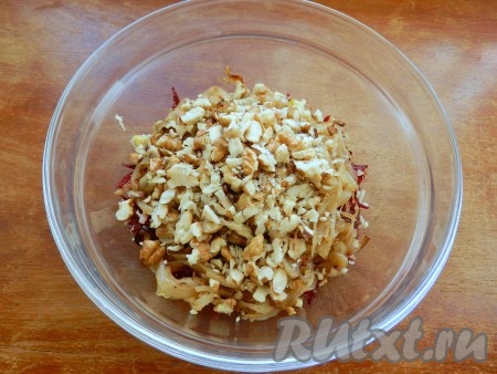 Сложить в салатник свеклу и лук, выдавить зубчик чеснока, добавить измельченные орехи.