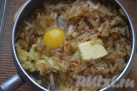 Соединить остывшую капусту и картофель, добавить яйцо и сливочное масло, хорошо перемешать.
