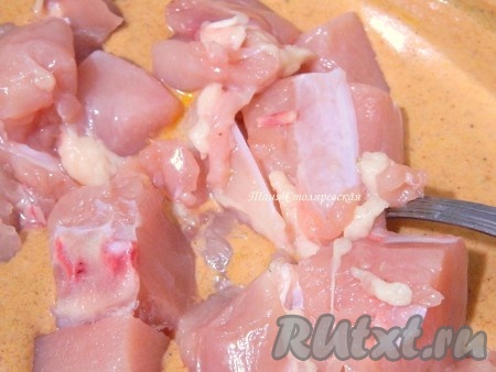 Выложить кусочки куриного мяса в маринад.
