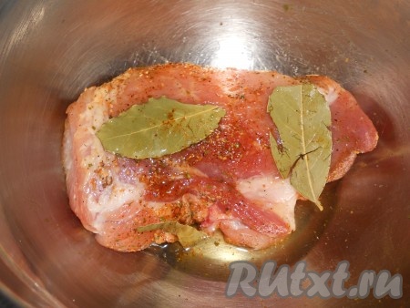 Кусок свинины натереть солью с перцем и специями, добавить ликер, лавровый лист и поставить мариноваться на 1 час.
