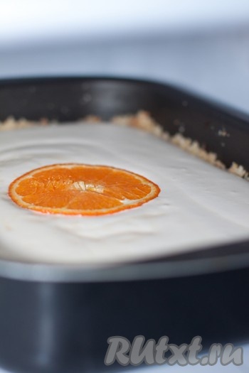 Вылить полученную смесь в форму с коржом, поставить в морозилку на 4 часа (можно смело оставлять больше 4 часов). Можно украсить дольками апельсина, вдавив их в массу.