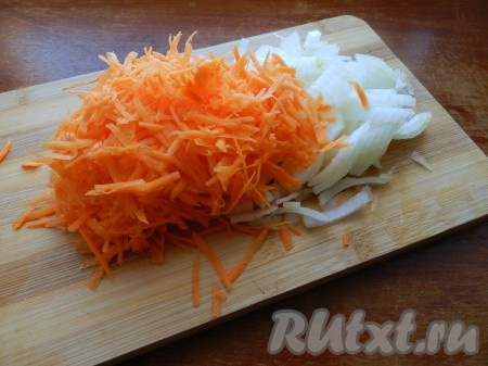 Нарезать лук, натереть на терке морковь.