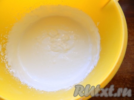 Для приготовления крема сметану взбить венчиком с сахаром.

