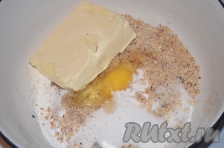 В миске соединить мягкое сливочное масло, муку, сахар, измельчённые орехи, яйцо, разрыхлитель, корицу и ванильный сахар.
