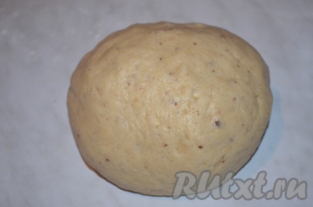 Быстро замесить крутое, не липнущее к рукам песочно-ореховое тесто и убрать в холодильник на 30-40 минут.

