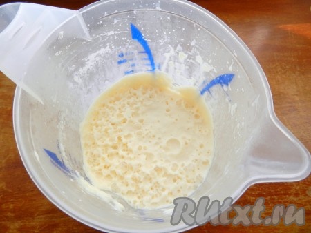 В процессе замораживания периодически взбивать мороженое, чтобы оно не кристаллизовалось и не расслаивалось. Замораживать примерно 5-6 часов.