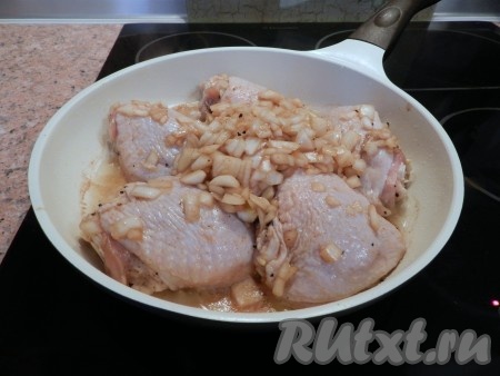 В сковороде разогреть немного растительного масла, выложить курицу вместе с луковым маринадом.