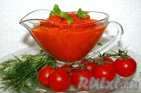 Вкуснейший  соус, приготовленный из помидоров с луком и чесноком, подать в качестве дополнения к мясу, курице или различным гарнирам.