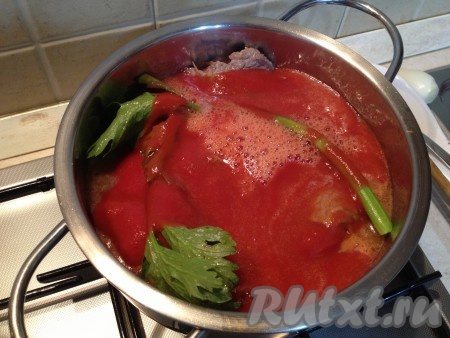 Залить томатом, чтобы покрыть мясо. Дать закипеть и убавить огонь. Накрыть инвольтини крышкой и оставить тушиться на 1-1,5 часа (до готовности мяса). Где-то через час добавить соль/сахар по вкусу. Соус должен быть густоват. Если мясо уже готово, а соус все еще жидкий, то выложите мясо и дайте соусу еще немного провариться.
