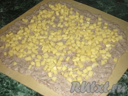 На тесто выложить слой фарша и картошки.