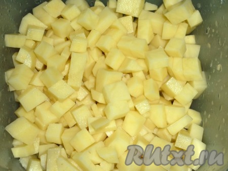 Картошку почистить и порезать мелкими кубиками.
