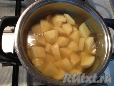 В 1 литр воды добавляем бульонный кубик и даем закипеть. Картофель очищаем, нарезаем кубиками и варим в полученном бульоне. 
