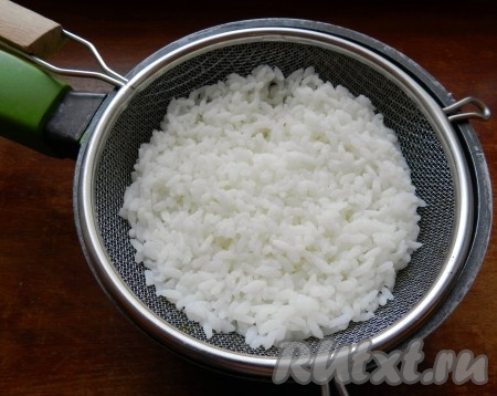 Рис промыть, выложить в кипящую воду, после того как вода снова закипит, уменьшить огонь, подсолить и отварить до готовности рис (на это потребуется минут 15-20). Затем лишнюю воду слить, а варёный рис остудить. 