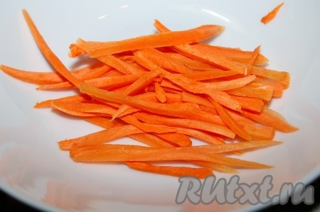 Морковь нарезать тонкими брусочками.