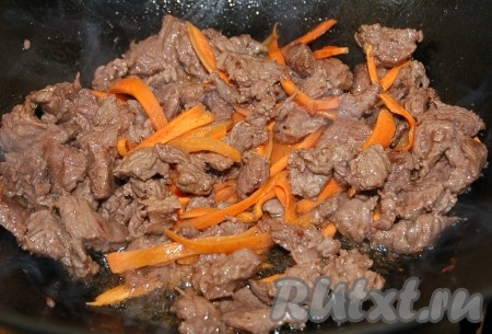 Нарезанную морковь добавить к мясу и обжаривать вместе с мясом 5 минут. 