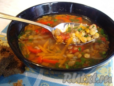 Разлить аппетитный, вкусный, сытный, ароматный постный томатно-чечевичный суп по тарелкам, посыпать нарезанным зелёным луком и подать к столу. 