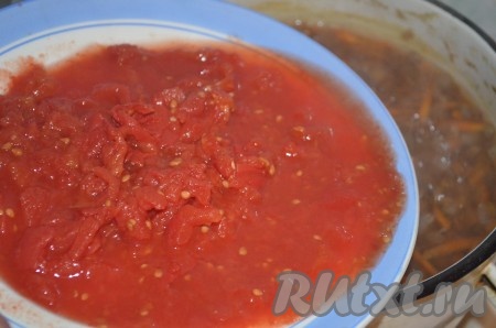 Когда чечевица станет мягкой, влить в кастрюлю томатный сок, добавить натёртые на крупной тёрке помидоры (старайтесь натирать помидоры так, чтобы шкурка не попала в суп), дать закипеть, затем на небольшом огне проварить 2 минуты. 