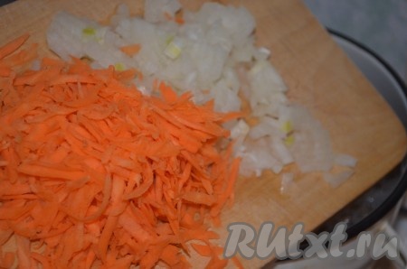 Морковку и лук очистить. Чечевицу тщательно промыть (если вы готовите с красной или жёлтой чечевицей, её не надо предварительно замачивать), выложить в кастрюлю, залить 2 литрами воды, поставить на огонь и довести до кипения. Добавить в кастрюлю мелко нарезанный репчатый лук и натёртую на крупной тёрке морковь, снова дать закипеть, а затем варить на небольшом огне минут 15-20 (до мягкости чечевицы). 