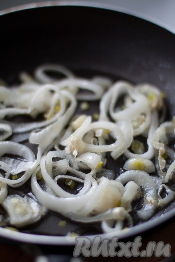 Тем временем займитесь приготовлением соуса. Для этого нарежьте кольцами репчатый лук, уложите в сковороду и залейте сахарным сиропом (приготовьте его по любому рецепту). Обжаривайте лук пока не карамелизуется.
