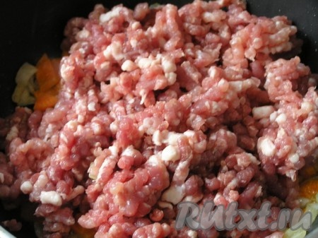 Мясо мелко нарезать или измельчить с помощью мясорубки через насадку с крупными дырочками.