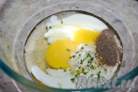 Для маринада смешать в миске яйцо, кефир, соль, перец и специи.