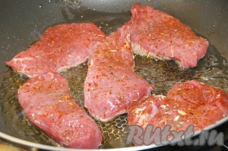 Разогреть в сковороде растительное масло и выложить в раскалённое масло кусочки мяса.
