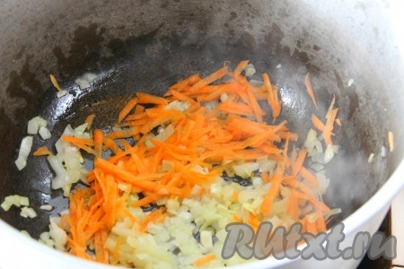 Лук и морковку пассировать на растительном масле до золотистого цвета.