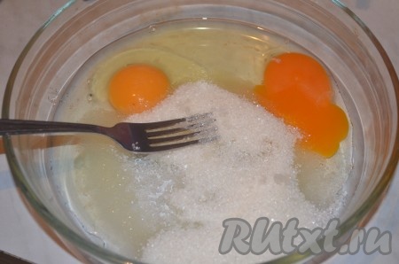 Для приготовления начинки смешать яйца с сахаром, немного взбить вилкой.