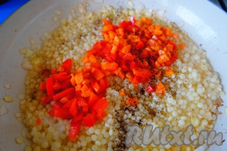 Далее нарезать кубиками морковь, перец болгарский и лук порей. Все овощи по отдельности пассировать. Перелить кускус с бульоном на раскалённую сковороду, добавить обжаренные овощи, поперчить и тушить под закрытой крышкой до готовности.
