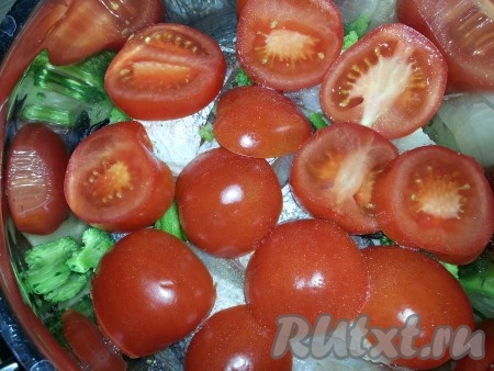 Закрыть поверхность помидорами, порезанными кружками, а между ними разложить чеснок, посолить, поперчить.
