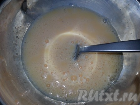 Тем временем взбить вилкой яйца с щепоткой соли, добавить молоко, ещё раз перемешать.
