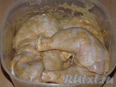 Подготовленные куриные ножки выложить в миску и залить маринадом, хорошо перемешать, накрыть крышкой и поставить на 3 часа в холодильник.
